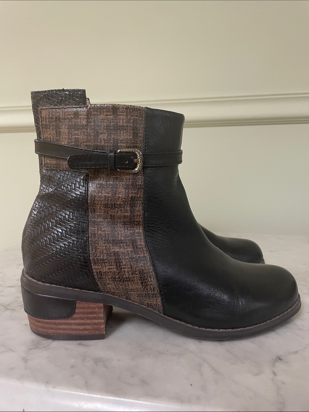 L’ARTISTE Black & Brown Leather Ankle Bootie Size 8.5